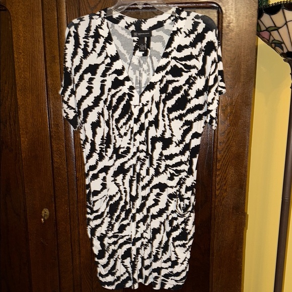 INC International Concepts Tops - INC International Concepts Black and White Zebra 🦓 Ruched Short Sleeve Tunic Top